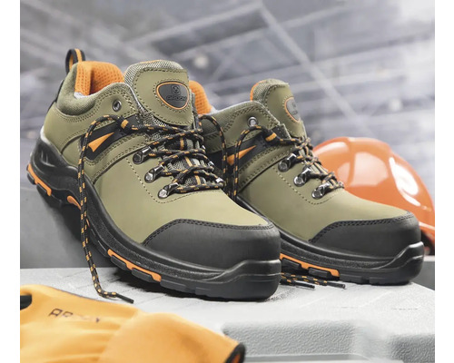 Pár olivovo zelených pracovných topánok so šnúrkami