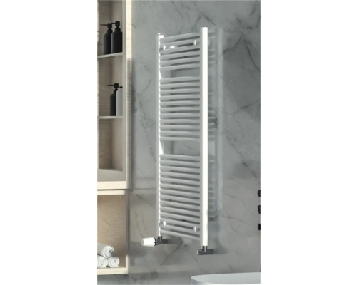 Nástenný radiátor v kúpeľni s uterákmi a kozmetickými produktmi