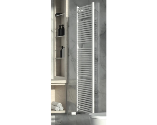 Pohľad na kúpeľňu s radiátorom na uteráky, regálom, uterákmi a produktmi starostlivosti