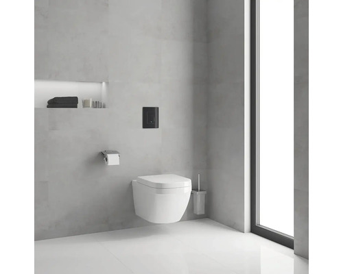 Moderná kúpeľňa so závesným WC, ovládacím panelom a minimalistickým dizajnom