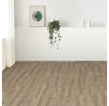 Svetlá miestnosť s drevenými dlaždicami a dekoráciou