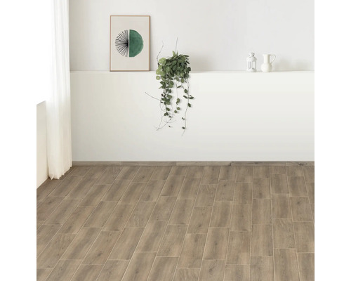 Svetlá miestnosť s drevenými dlaždicami a dekoráciou