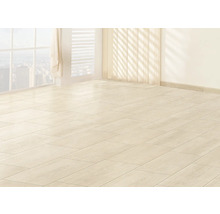 Svetlá miestnosť s položenou dlažbou a oknom