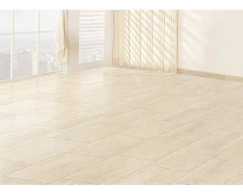 Svetlá miestnosť s položenou dlažbou a oknom