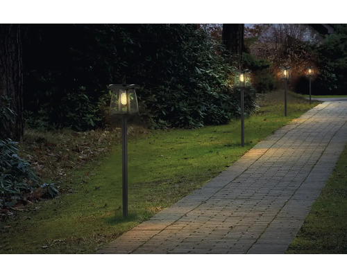 Osvetlený záhradný chodník so solárnymi svetlami večer