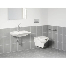 Bezbariérová kúpeľňa so závesným WC, umývadlom, podperným madlom a obkladmi