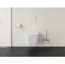 Moderná kúpeľňa s nástenným záchodom, WC kefou, držiakom na toaletný papier a ovládacím panelom