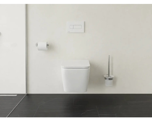 Moderná kúpeľňa s nástenným záchodom, WC kefou, držiakom na toaletný papier a ovládacím panelom