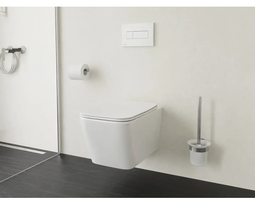 Závesné WC s držiakom toaletného papiera, kefou na toaletu a ovládacím panelom v kúpeľni