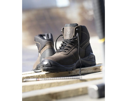 Hnedé pracovné topánky Ardon na drevenej doske