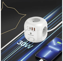 Biela kocka zásuvky s USB portami a nabíjacím káblom v prevádzke.