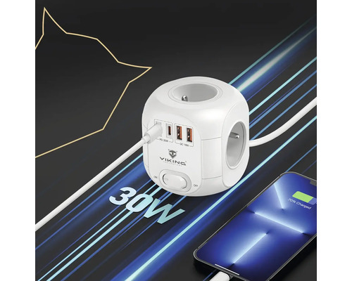 Biela kocka zásuvky s USB portami a nabíjacím káblom v prevádzke.