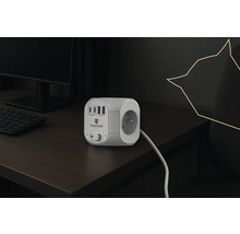 Napájacia kocka s tromi portami USB a vypínačom na stole