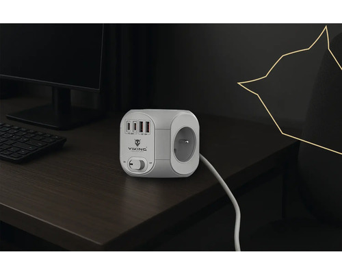 Napájacia kocka s tromi portami USB a vypínačom na stole