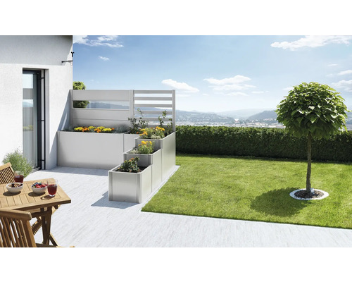 Záhrada so schodiskom vyvýšeného záhonu, trávnikom a stromom