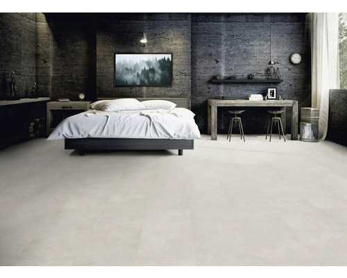 Spálňa s posteľou, písacím stolom a podlahovými dlaždicami vo svetlej farbe