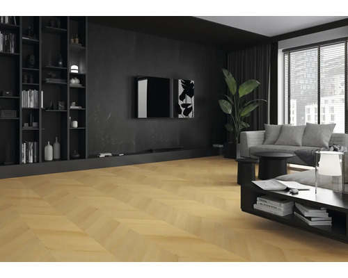 Obývacia izba so svetlohnedou parketovou podlahou do rybej kosti, čiernou knižnicou a pohovkou