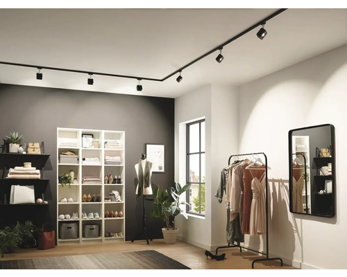 Šatňa s regálmi, vešiakom na oblečenie, zrkadlom a čiernym koľajnicovým systémom so spotmi