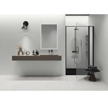 Moderná kúpeľňa s umývadlom, osvetleným zrkadlom a sprchou s čiernym rámom