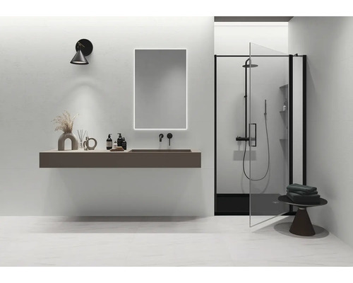 Moderná kúpeľňa s umývadlom, osvetleným zrkadlom a sprchou s čiernym rámom