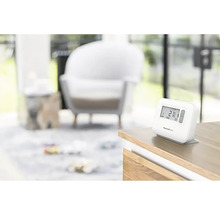 Termostat Honeywell Home na stole v obývacej izbe.