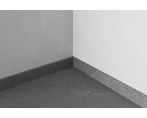 Roh miestnosti s podlahovými dlaždicami a podlahovými lištami