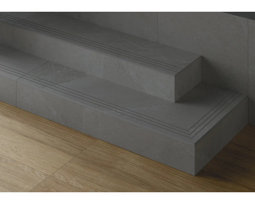 Dvojstupňové schodisko s obkladom a profilmi hrán schodov.