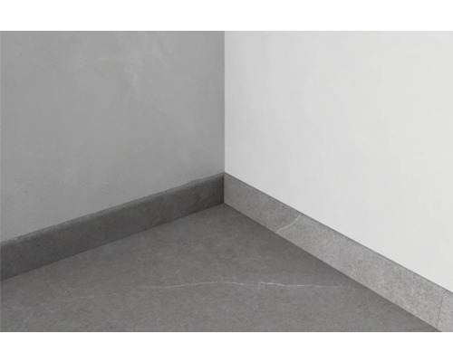 Roh s podlahovými lištami a dlaždicami