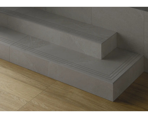 Dvojstupňové schodisko s obkladom a integrovanými protišmykovými pásikmi