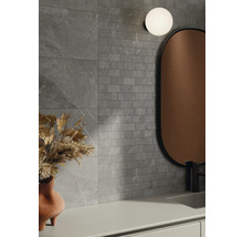 Moderný dizajn kúpeľne so sivými dlaždicami v kamennom vzhľade a mozaikovými obkladmi