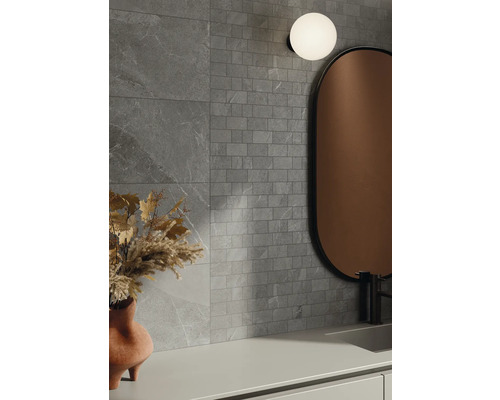 Moderný dizajn kúpeľne so sivými dlaždicami v kamennom vzhľade a mozaikovými obkladmi