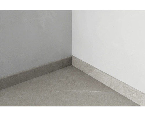 Roh miestnosti so soklovými lištami