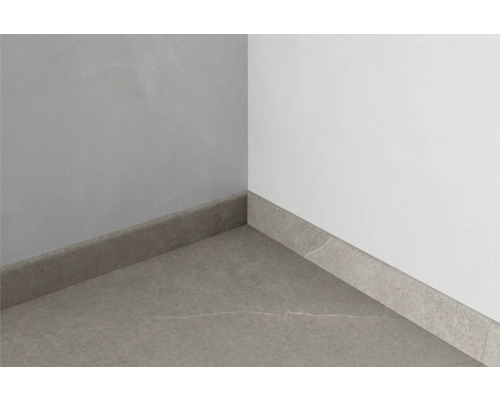 Keramická soklová lišta v rohu miestnosti