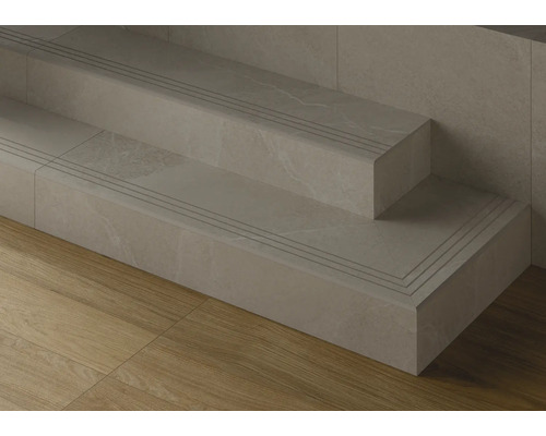 Schodisko s obkladom a protišmykovými pásikmi