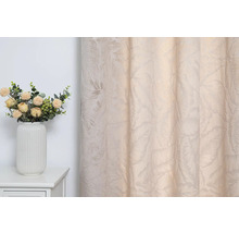 Dekoratívne bytové prostredie so závesom a vázou s kvetinami na stole