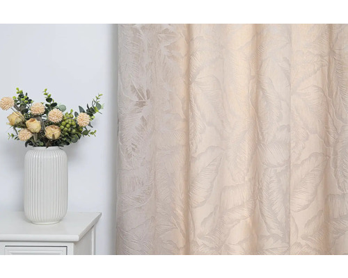 Dekoratívne bytové prostredie so závesom a vázou s kvetinami na stole