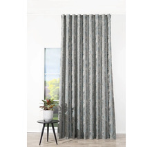 Dekoračné šály so závesom s riasiacou páskou pred oknom.