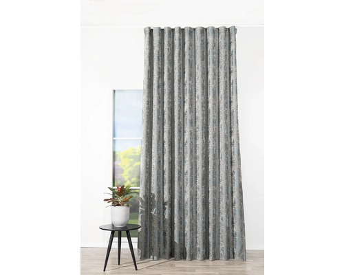 Dekoračné šály so závesom s riasiacou páskou pred oknom.