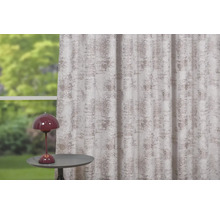 Dekoratívne šály so vzorom a stolnou lampou na odkladacom stolíku