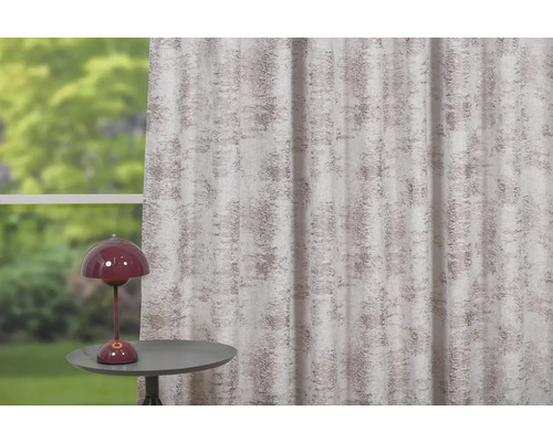 Dekoratívne šály so vzorom a stolnou lampou na odkladacom stolíku