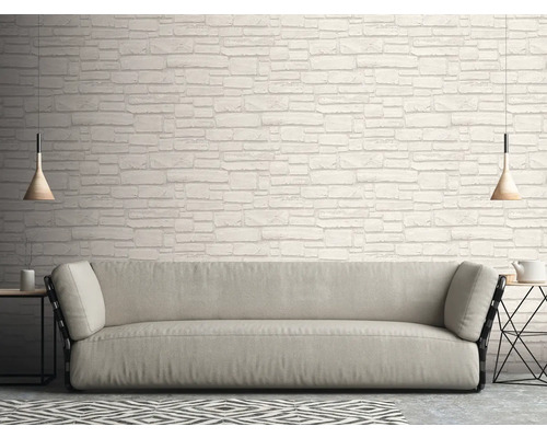 Obývacia izba s pohovkou a stenovou tapetou so vzhľadom kameňa