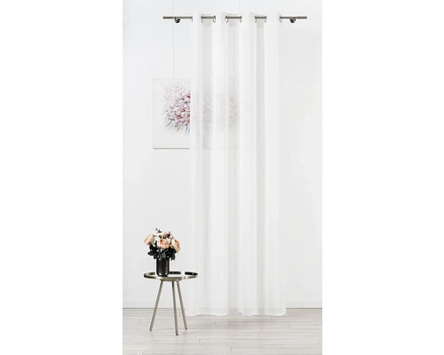 Priehľadný záves so zavesením na očká a kvetinovým vzorom v svetlej miestnosti