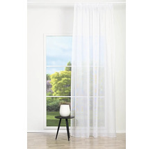 Okno so záclonou a odkladací stolík s vázou