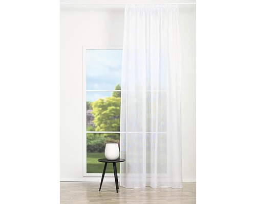 Okno so záclonou a odkladací stolík s vázou