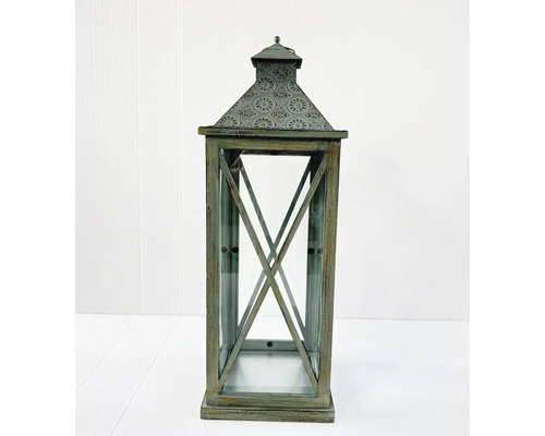 Dekoratívna lampa so sklenenými oknami a kovovým rámom