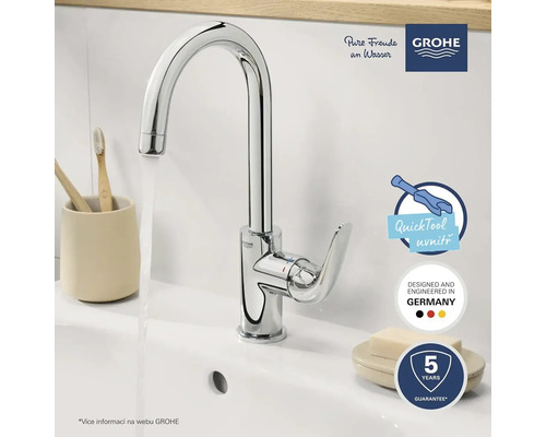 Lesklá umývadlová batéria Grohe vo svetlej kúpeľni.