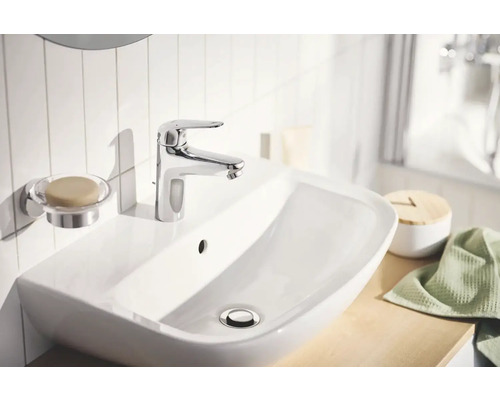 Umývadlo s batériou a mydelničkou v kúpeľni