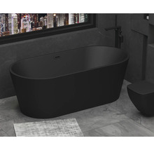 Voľne stojaca vaňa a toaleta v modernej kúpeľni s oknom a výhľadom na mesto.