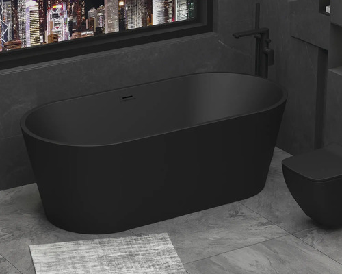 Voľne stojaca vaňa a toaleta v modernej kúpeľni s oknom a výhľadom na mesto.