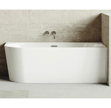 Voľne stojaca vaňa zo sanitárneho akrylátu s armatúrami na stene.